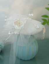 Load image into Gallery viewer, White Handmade Flowers Satin Birdcage Veil Wedding Vintage Hat with Pearls