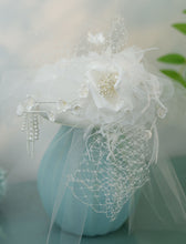 Load image into Gallery viewer, White Handmade Flowers Satin Birdcage Veil Wedding Vintage Hat with Pearls